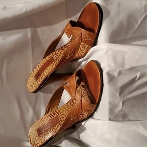 Ellemenno heel sandals. Saddle color leather, leaf cutting and stitching